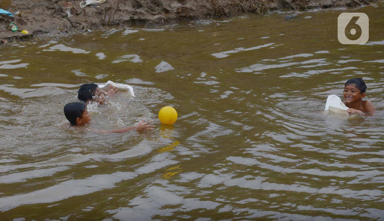 Anak-anak bermain di aliran Kali Ciliwung, Kampung Pulo, Jakarta, Jumat (2/12/2022). Anak-anak tetap bermain di sungai walaupun membahayakan keselamatan tanpa pengawasan orangtua, di mana dalam sepekan terakhir ini Jakarta diguyur hujan dengan intensitas curah hujan tinggi. (merdeka.com/Imam Buhori)
