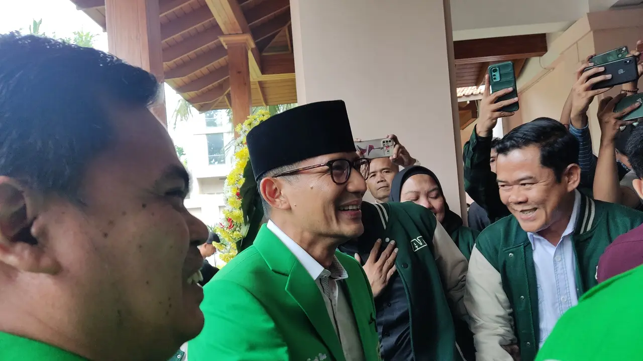 Partai Persatuan Pembangunan (PPP) menggelar penutupan Rapat Pimpinan Nasional (Rapimnas) VI di Hotel Sultan, Jakarta, Sabtu (17/6). Perdana, Sandiaga Uno hadir dengan kemeja berwarna hijau berlambang Ka'bah (Ahda Bayhaqi/Merdeka.com)