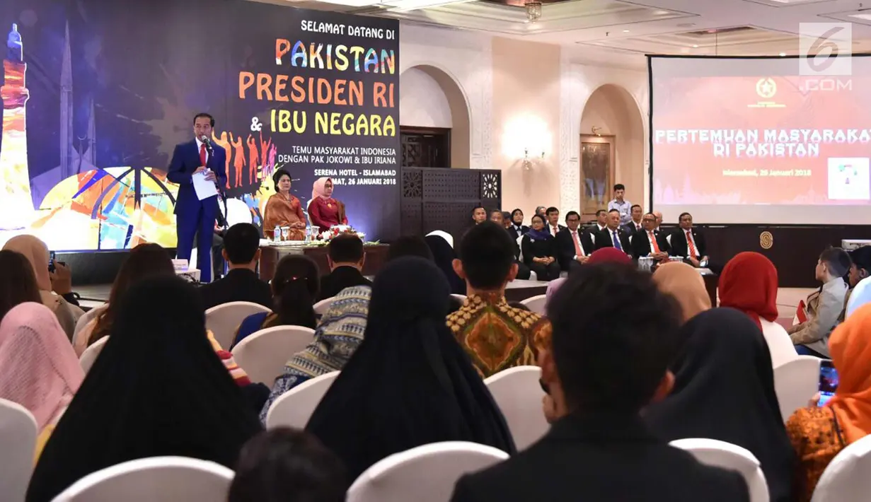 Presiden Joko Widodo memberi sambutan saat mengunjungi masyarakat Indonesia di Pakistan (26/1). Jokowi menjelaskan pemerintah sedang fokus melakukan pembangunan infrastruktur yang merata di seluruh pelosok Tanah Air. (Liputan6.com/Pool/Biro Pers Setpres)