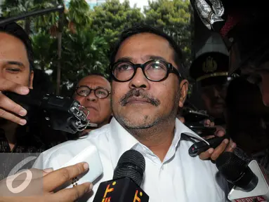 KPK kembali memeriksa Gubernur Banten Rano Karno sebagai saksi kasus dugaan tindak pidana korupsi pemberian suap terkait pembentukkan Bank Daerah Banten, Jakarta, Jumat (22/1). (Liputan6.com/Helmi Afandi)