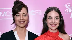 Alison Brie (kanan) dan Aubrey Plaza saat tiba pada pemutaran perdana Spin Me Round di The London, West Hollywood, California, Amerika Serikat, 17 Agustus 2022. Alison Brie dan Aubrey Plaza mencuri perhatian dengan tampil cantik saat melintasi karpet merah pemutaran perdana film komedi romantis keduanya, Spin Me Round. (Photo by Jordan Strauss/Invision/AP)