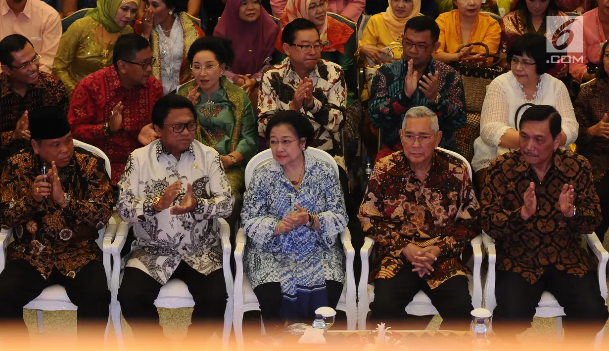 Presiden kelima RI Megawati Soekarnoputri bersama Ketua DPD Oesman Sapta Odang dan Menko Bidang Kemaritiman Luhut Binsar Panjaitan (kanan) menghadiri Festival Prestasi Indonesia di Jakarta Convention Center, Senin (21/8). (Liputan6.com/Helmi Fithriansyah)