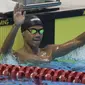 Perenang Indonesia, Jendi Pangabean, selebrasi usai menjadi yang tercepat pada Asian Para Games cabang renang nomor 100 meter gaya punggung S9 di Stadion Aquatic, Jakarta, Kamis (11/10). (Bola.com/Vitalis Yogi Trisna)