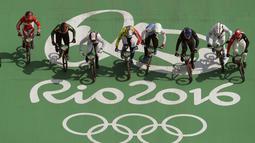 Toni Syarifudin saat berjuang pada kategori BMX Seeding Phase Runs putra di Olympic BMX Centre - Rio de Janeiro, Brasil (17/08/2016). (AP/John Locher)