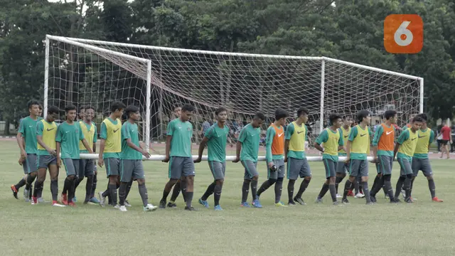 Pemain Timnas U-16 menggotong gawang saat latihan di Lapangan Atang Soetrisna, Cijantung, Jakarta, Selasa (20/2/2018). Pemusatan latihan tahap kedua ini dilakukan untuk persiapan turnamen Jenesys di Jepang. (Bola.com/M Iqbal Ichsan)