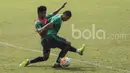 Pemain Timnas Indonesia U-22, Evan Dimas, dihadang oleh Asnawi Mangkualam saat latihan terakhir. Garuda Muda akan berangkat ke Spanyol 15 April nanti dan menjalani pelatnas hingga 9 Mei 2017. (Bola.com/Vitalis Yogi Trisna)