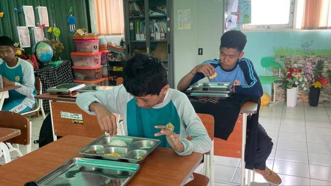 Cerita Anak Berkebutuhan Khusus Makin Rajin ke Sekolah, 'Demo' Kalau MBG Datang Telat