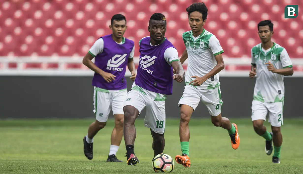 Pemain PSMS Medan, Wilfried Yessoh, menggiring bola saat latihan di SUGBK, Jakarta, Jumat (16/2/2018). Latihan ini merupakan persiapan jelang perebutan tempat ketiga Piala Presiden 2018. (Bola.com/Vitalis Yogi Trisna)