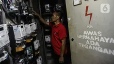 Warga memeriksa meteran listrik prabayar di Rumah Susun Benhil, Jakarta, Kamis (14/9/2022). Pemerintah akan menaikkan daya listrik bagi pelanggan yang mendapatkan subsidi, sehingga daya listrik yang semula 450 Volt Ampere (VA) akan dinaikkan menjadi 900 VA, dan yang semula daya 900 VA juga akan dinaikkan menjadi 1.200 VA. (Liputan6.com/Johan Tallo)