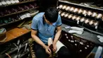Pekerja menyelesaikan pembuatan sepatu pointe di bengkel perusahaan Grishko, Moskow, Rusia, 25 Februari 2020. Grishko yang lahir dalam kekacauan runtuhnya Uni Soviet sekarang menjadi salah satu pembuat sepatu balet top dunia. (Dimitar DILKOFF/AFP)
