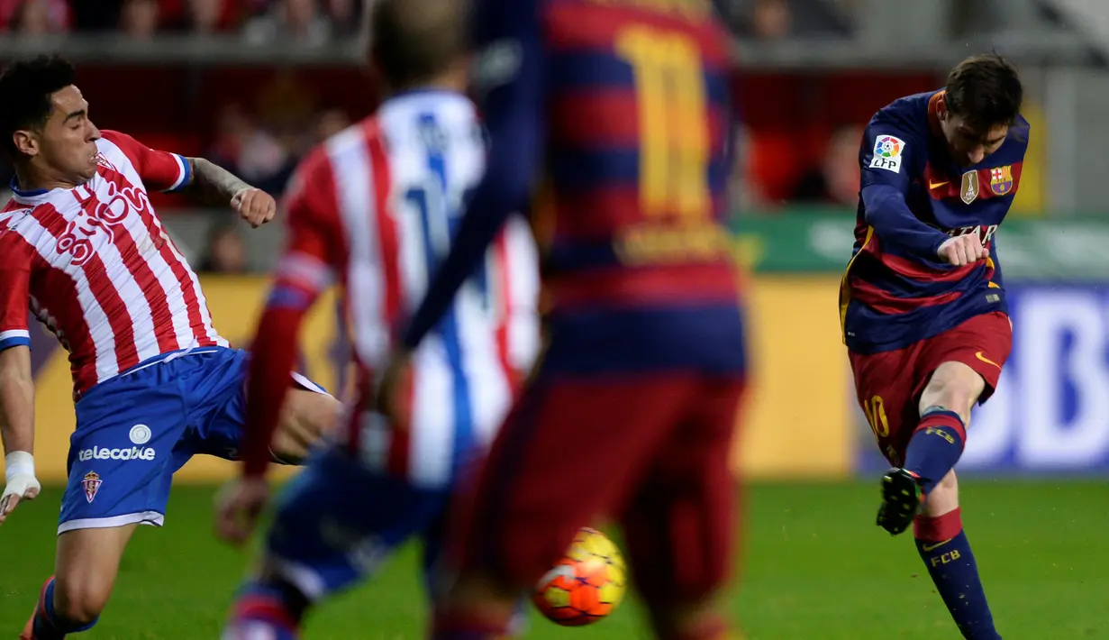 Lionel Messi saat mencetak gol ke gawang Sporting Gijon dalam lanjutan La Liga di Stadion El Municipal Molinon, Gijon, Kamis (18/2/2/2016) dini hari WIB. (AFP/Miguel Riopa)