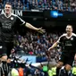 Pemain Leicester City, Robert Huth, merayakan gol ketiga yang dicetaknya ke gawang Manchester City dalam lanjutan Liga Inggris di Stadion Etihad, Manchester, Sabtu (6/2/2016) malam WIB. (AFP/Adrian Dennis)