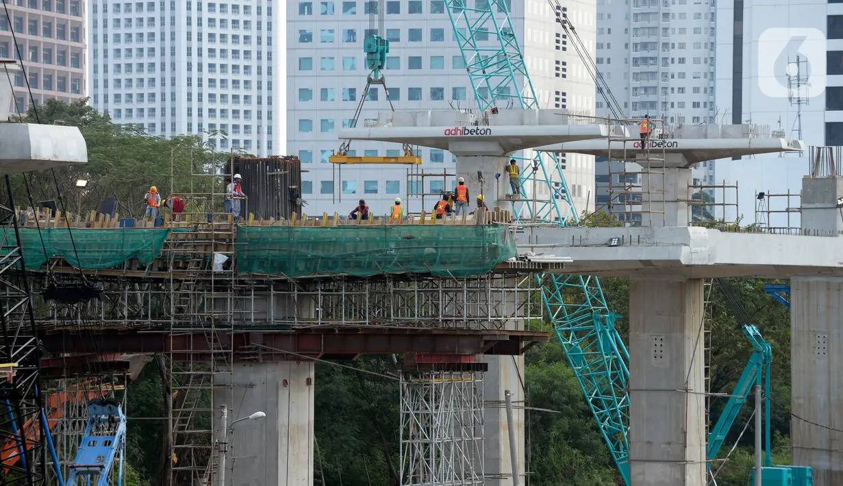 Para pekerja sedang menyelesaikan bentangan beton panjang light rail transit (LRT) di tikungan Jembatan 66 Kuningan-Dukuh Atas, Jakarta, Senin (6/7/2020). (merdeka.com/Dwi Narwoko)
