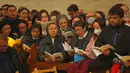 Umat Kristiani menghadiri Misa Malam Natal  Umat Kristiani menghadiri Misa Malam Natal di Kompleks Gereja Kelahiran Yesus, Bethlehem, Tepi Barat, Minggu (25/12/2022). Setelah dua tahun tutup karena COVID-19, jemaat kembali menghadiri ibadah tersebut kendati jumlahnya tidak sebanyak sebelum pandemi. (Ahmad Gharabli/Pool Photo via AP)