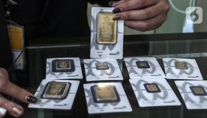 Pramuniaga menunjukkan emas batangan PT Aneka Tambang (Antam) Tbk di sebuah gerai emas, Jakarta, Senin (18/1/2021). Pada hari ini, harga emas Antam turun menjadi Rp 944 ribu per gram. (Liputan6.com/Johan Tallo)