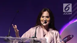 Musisi Sherly Sheinafia memberi sambutan saat menerima penghargaan best creator for music saat acara XYZ Day 2018 di The Hall Senayan City, Jakarta, Rabu (25/4). (Liputan6.com/Herman Zakharia)