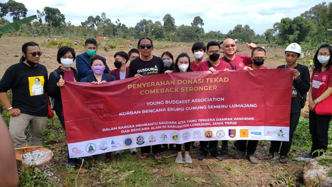 Young Buddhist Association menyerahkan donasi untuk hunian sementara warga terdampak erupsi Semeru. (Dian Kurniawan/Liputan6.com)