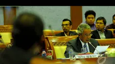 Ketua Umum PSSI Djohar Arifin Husin saat Rapat Dengar Pendapat Umum dengan Komisi X DPR RI di komplek parlemen, Senayan, Jakarta, Kamis (15/1). (Liputan6.com/Faisal R Syam)