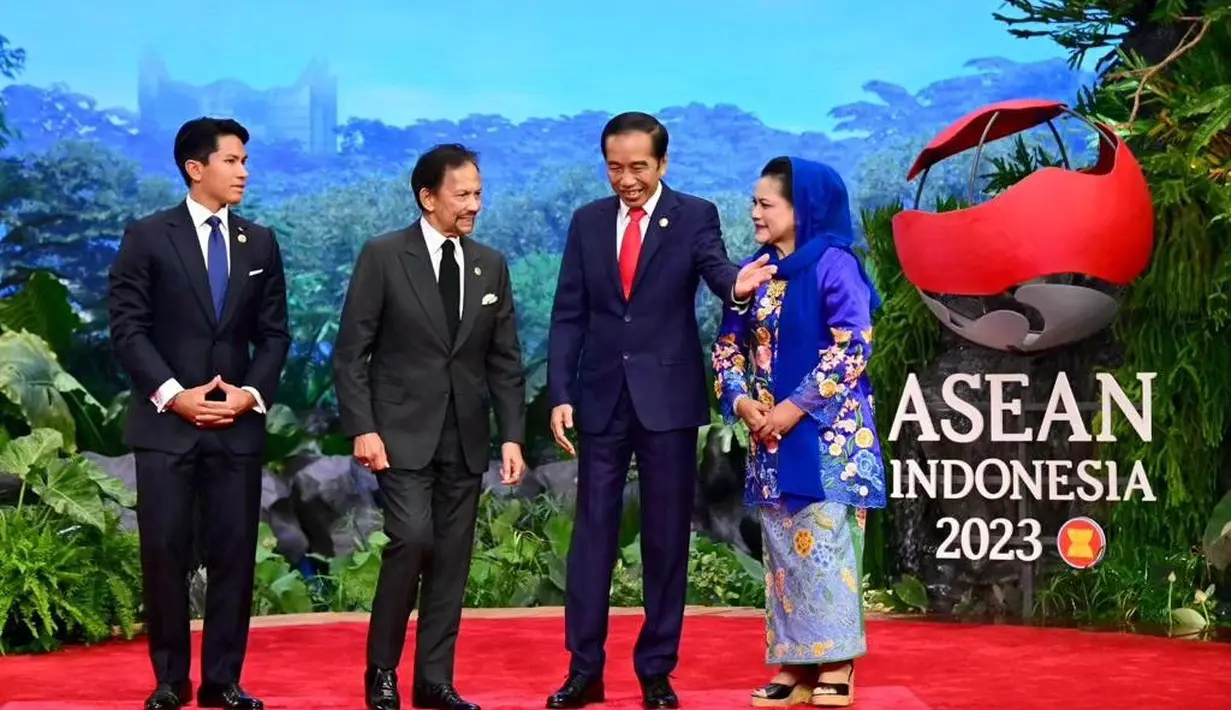 Ibu Negara kemudian memadukan penampilannya dengan kain batik bernuansa biru muda yang serasi, ia juga menambahkan selendang yang menutupi bagian kepalanya. [Foto: Instagram/jokowi]
