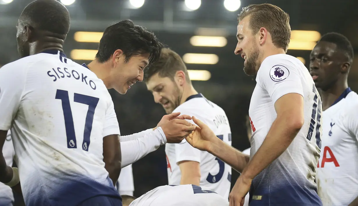 Pemain Tottenham Hotspur, Son Heung-min dan Harry Kane melakukan selebrasi usai membobol gawang Everton pada laga Premier League di Stadion Goodison Park, Minggu (23/12). Tottenham Hotspur menang 6-2 atas Everton. (AP/Jon Super)
