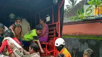 Warga saat dievakuasi menaiki truk selama erupsi Gunung Agung di Desa Jungutan di wilayah Karangasem, Bali (28/11). Berdasarkan perkiraan BNPB, sekitar 40.000 warga desa di sekitar Gunung Agung teelah mengungsi. (Liputan6.com/Dewi Divianta)