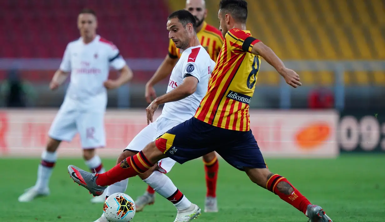 Gelandang AC Milan, Giacomo Bonaventura (kiri) berusaha menggiring bola dari kawalan pemain Lecce, Marco Mancosu pada pertandingan lanjutan liga Serie A Italia di stadion Via del Mare di Lecce, Italia (22/6/2020). AC Milan menang telak atas Lecce 4-1. (Donato Fasano / LaPresse via AP )