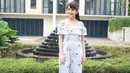 Seperti ini misalnya, Chelsea mengenakan jumpsuit bermodel off shoulder dan bermotif bunga-bunga kecil. Tubuh mungilnya tampak memesona dan menggemaskan, apalagi rambut Chelsea kini semakin panjang. (Instagram/chelseaolivia)