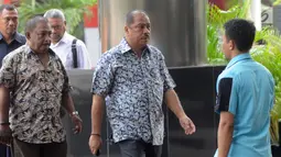 Mantan Ketua Banggar DPR Melchias Marcus Mekeng (tengah) tiba di Gedung KPK, Jakarta, Senin (24/6/2019). Mekeng diperiksa sebagai saksi untuk tersangka Markus Nari dalam kasus dugaan korupsi proyek e-KTP. (merdeka.com/Dwi Narwoko)