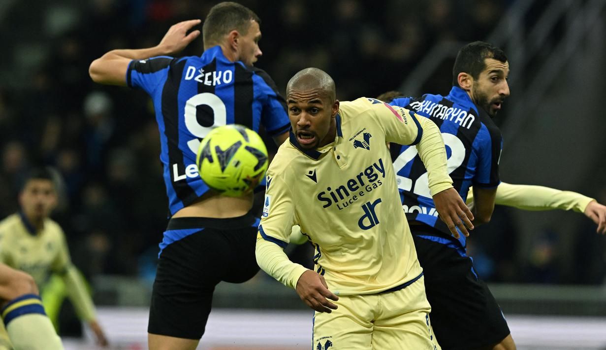 Isak Hien, bek tengah Swedia berusia 24 tahun ini didatangkan secara resmi Atalanta dari Hellas Verona pada 2 Januari 2024 dengan mahar sebesar 8,5 juta euro atau setara Rp144 miliar dengan durasi kontrak hingga empat setengah tahun ke depan hingga 30 Juni 2028. Pemain yang membela Atalanta selama satu setengah musim ini total tampil dalam 44 laga di semua ajang. (AFP/Miguel Medina)