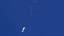 <p>Sisa balon mata-mata China terjatuh di atas Samudra Atlantik, South Carolina, Amerika Serikat, 4 Februari 2023. Presiden Amerika Serikat Joe Biden berada di bawah tekanan untuk menembak jatuh balon itu sejak pertama kali muncul di wilayah udara Amerika Serikat. (Chad Fish via AP)</p>