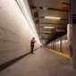 Sebuah kereta bawah tanah melintasi subway Cortlandt Street station yang baru dibuka lagi di New York, Sabtu (8/9). Stasiun ini hancur lebur karena berada tepat di bawah gedung WTC, tempat insiden 9/11 terjadi. (AP Photo/Patrick Sison)