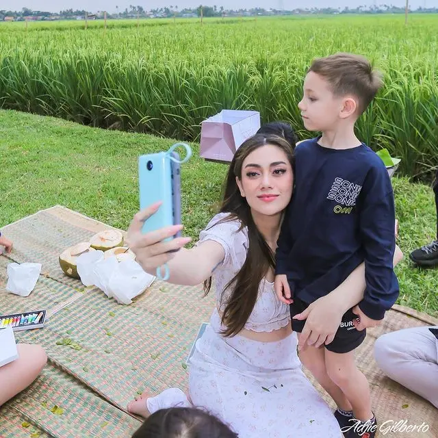 Celine Evangelista bersama anak-anaknya (Instagram/celine_evangelista)