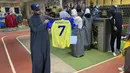 Para fans sangat antusias menyambut bintang baru mereka dengan membeli jersey anyar Cristiano Ronaldo yang baru akan diperkenalkan secara resmi oleh Al Nassr pada Kamis (5/1/2023). (AFP/Fayez Nureldine)