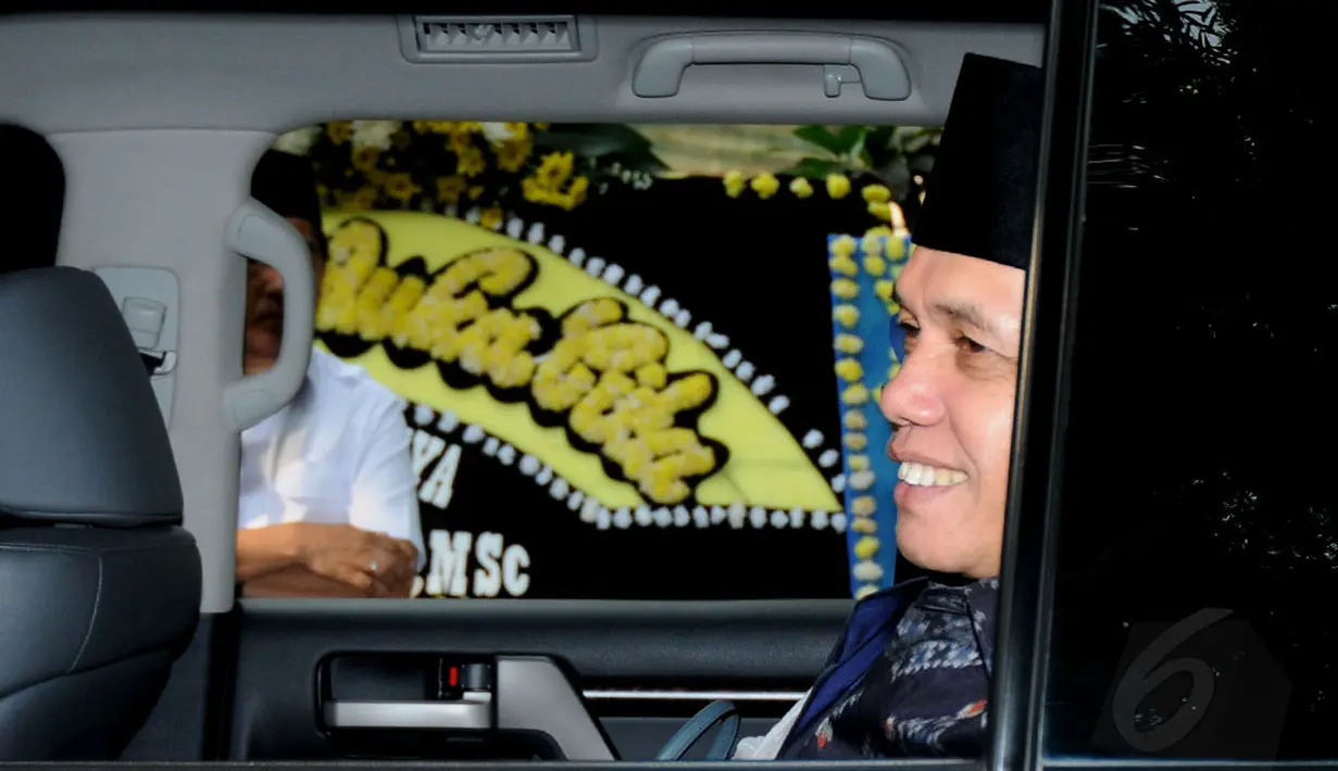 Ketua Umum Partai Amanat Nasional, Hatta Rajasa, terlihat hadir di persemayaman Alm Suhardi di DPP Partai Gerindra, (29/8/2014). (Liputan6.com/Helmi Fithriansyah)