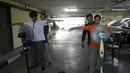 Calon pengemudi ojek online mengangkat kedua tangan mereka saat mengikuti tes bau badan di sebuah tempat parkir bawah tanah di Jakarta, 9 Januari 2016. Uji bau badan ini dilakukan demi meningkatkan kualitas pelayanan. (REUTERS/Garry Lotulung)