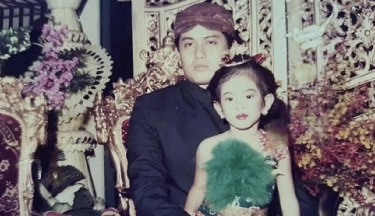 Saat masih kecil, ia pun menyanggul rambutnya dengan khas Jawa. Dengan pakaian adatnya. @therealdisastr