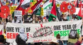 Orang-orang berdemonstrasi untuk memperingati satu tahun perang antara Hamas dan Israel di Los Angeles, pada 5 Oktober 2024. (RINGO CHIU/AFP)
