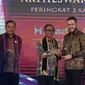 Penghargaan Anugerah Tinarbuka ini diserahkan Menkopolhukam, Mahfud MD kepada Wali Kota Padang Panjang, Fadly. (Foto: Istimewa)