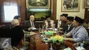 Suasana pertemuan Duta Besar Amerika Serikat untuk Indonesia yang baru Joseph R Donovan (kiri) dengan Ketua PBNU Said Aqil Siradj di Gedung PBNU, Jakarta, Kamis (2/2). (Liputan6.com/Faizal Fanani)