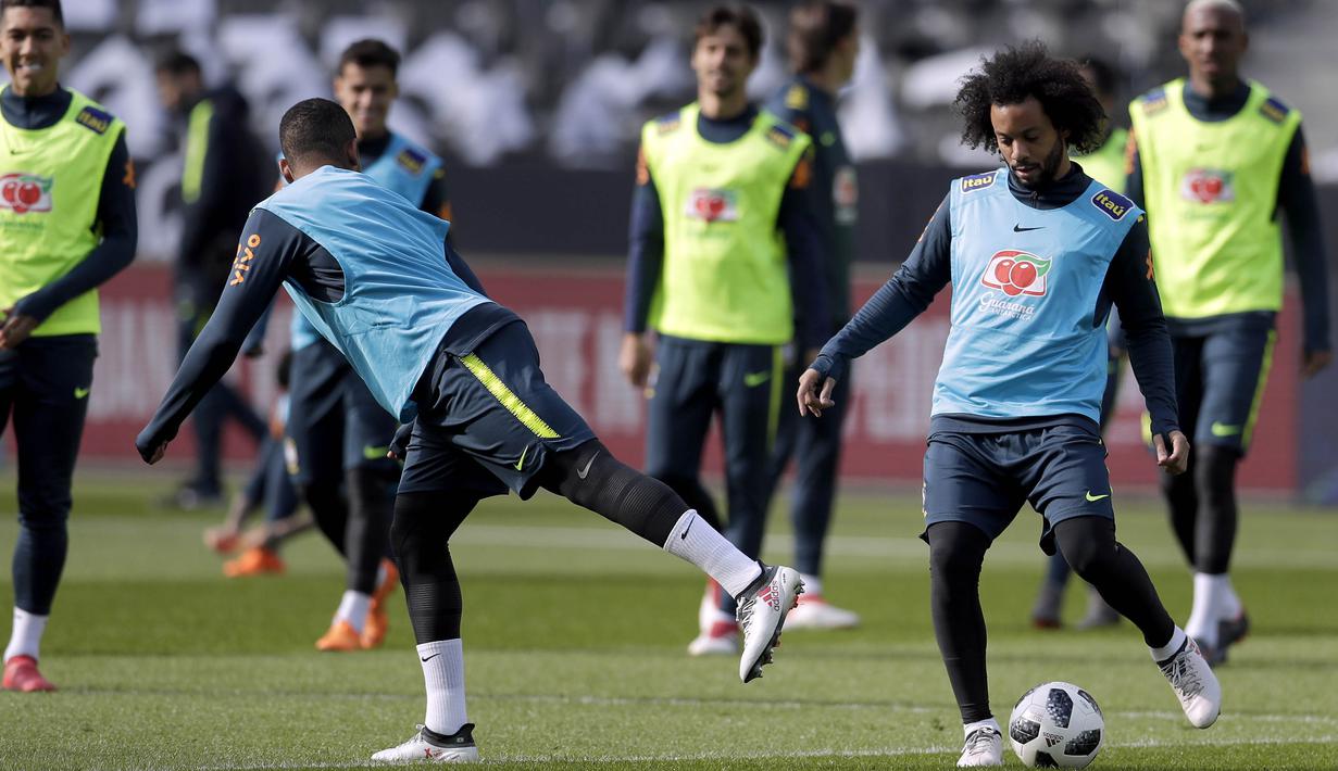 Bek Brasil, Marcelo, menendang bola saat latihan jelang laga persahabatan di Berlin, Jerman, Selasa, (27/3/2018). Brasil akan berhadapan dengan Jerman. (AP/Michael Sohn)