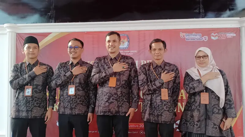 Komisioner KPUD Garut, Jawa Barat selepas penerimaan berkas pendaftaran bakal calon Pilkada Garut 2024 di kantornya. (Liputan6.com/Jayadi Supriadin)