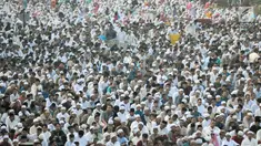 Umat muslim mendengarkan khutbah usai melaksanakan salat Idul Fitri 1438 H di jalanan kawasan Jatinegara, Jakarta, Minggu (25/7). Ruas Jalan Jatinegara Barat disulap menjadi tempat pelaksanaan salat Ied. (Liputan6.com/Yoppy Renato)