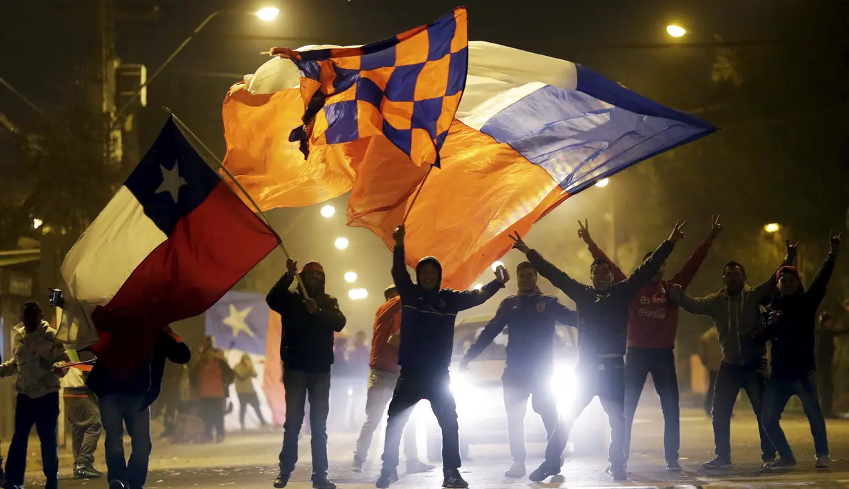 Suporter Cile merayakan kemenangan timnasnya di jalanan kota Santiago, Cile. (Reuters/Ueslei Marcelino)