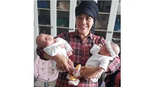 Saat digendong, baby Zayn dan Zunaira terlihat begitu anteng dan tidur nyenyak