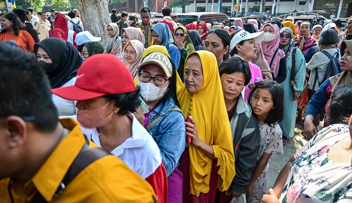 Selain beras SPHP, tersedia pula berbagai komoditas lain, di antaranya telur ayam, gula, minyak goreng, serta cabai. (Juni KRISWANTO/AFP)