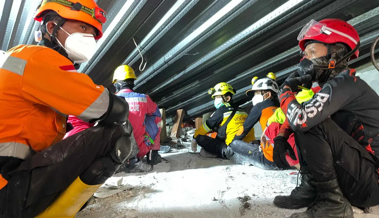 Hingga Rabu (1/10/2025) tim gabungan terus melakukan upaya evakuasi terhadap korban ambruknya musala Pondok Pesantren Al Khoziny, Kabupaten Sidoarjo, Jawa Timur. (AP Photo/Trisnadi)