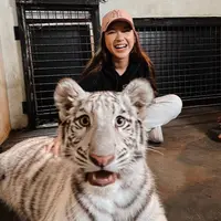 Tiara Andini bersama bayi harimau Selena. (Foto: Instagram/tiaraandini)