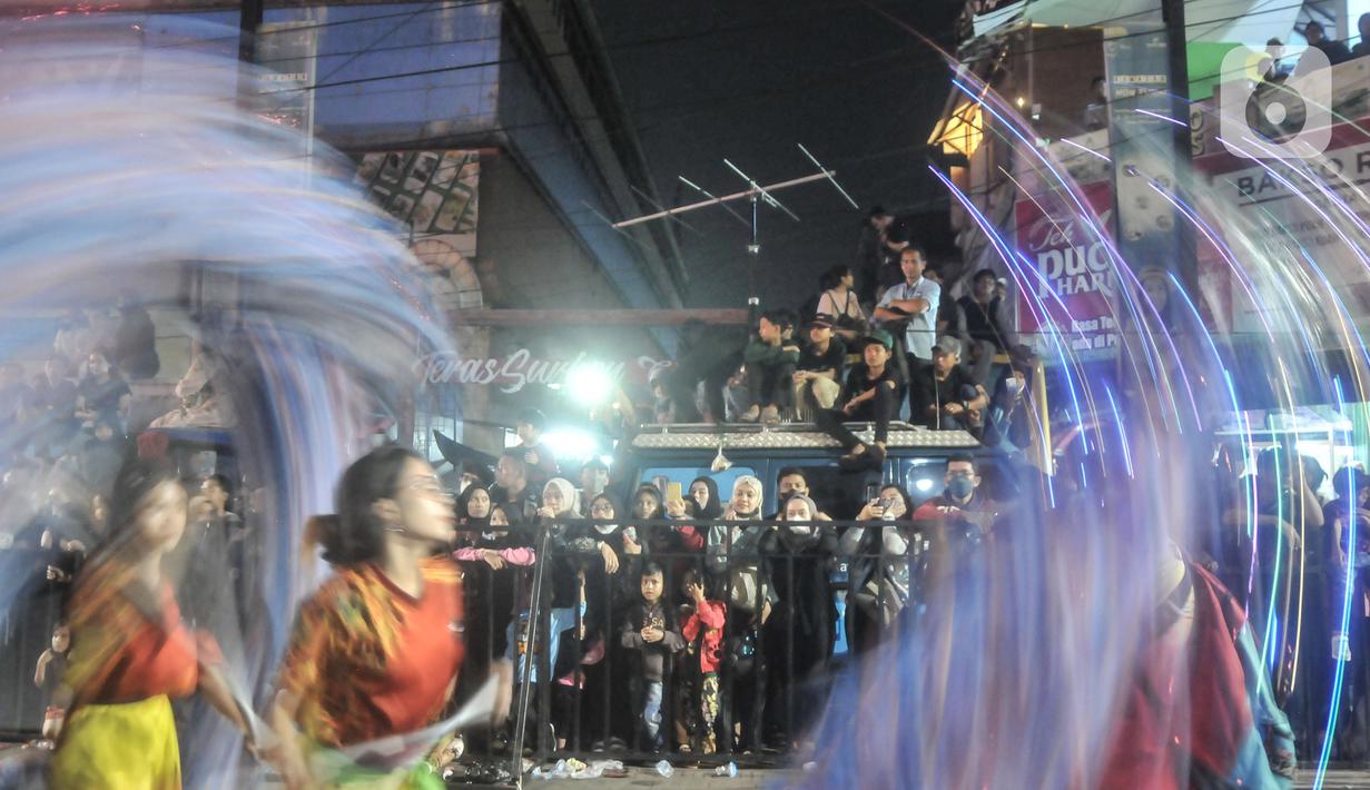 Warga menyaksikan pawai Liong dan Barongsai saat perayaan Cap Go Meh di Jalan Surya Kencana, Bogor, Jawa Barat, Minggu (5/2/2023). Perayaan Cap Go Meh di Bogor dimeriahkan oleh lebih dari 26 tim grup liong barongsai, 30 orang pengerek bendera, tiga tim drum band, 17 tandu dewa-dewi. (merdeka.com/Iqbal S Nugroho)
