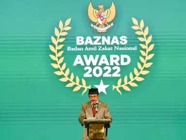 Ketua BAZNAS RI, Prof. Dr. KH. Noor Achmad memberi sambutan pada BAZNAS Award 2022 di Jakarta, Senin (17/01/2022). BAZNAS Award melibatkan lebih dari 300 tokoh dan lembaga dengan 184 pemenang. (Liputan6.com/Fery Pradolo)