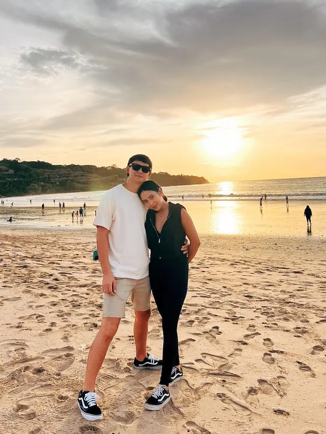 Selfie Bareng Monyet, Ini 7 Potret Liburan Marcell Darwin Bersama Istri dan Anak